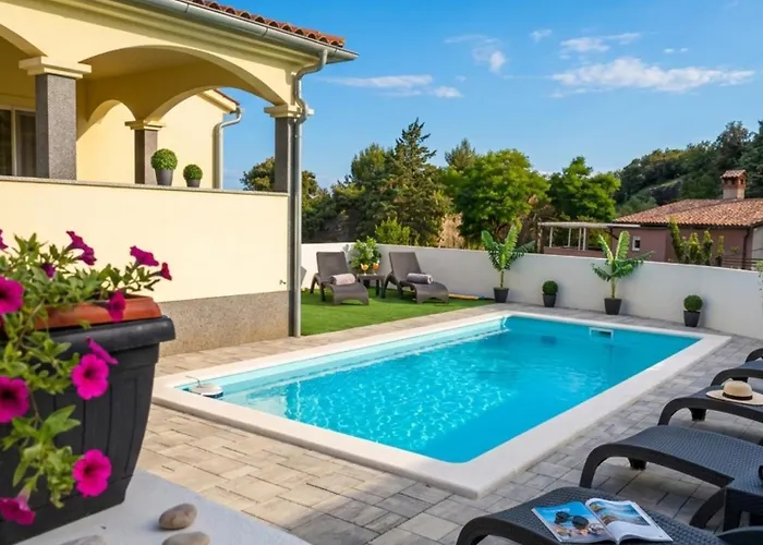 Flora With Pool By Guide Lejlighed *