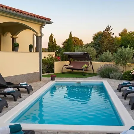 Flora With Pool By Guide Daire *