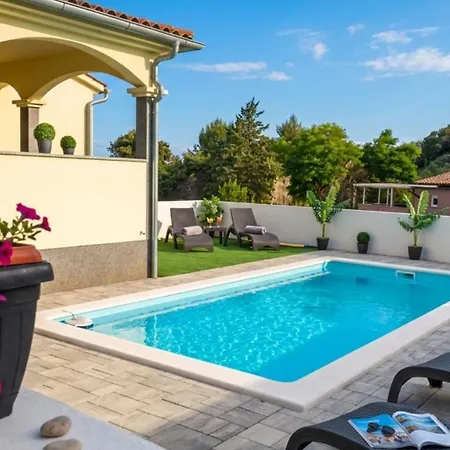 Flora With Pool By Guide Daire *